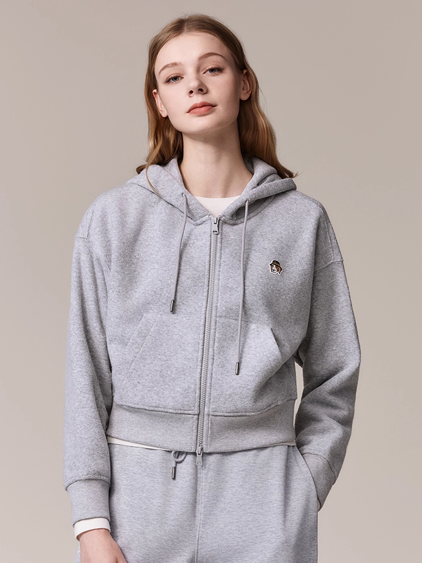 Hazzys哈吉斯连帽拉链卫衣女时尚休闲宽松短款外套